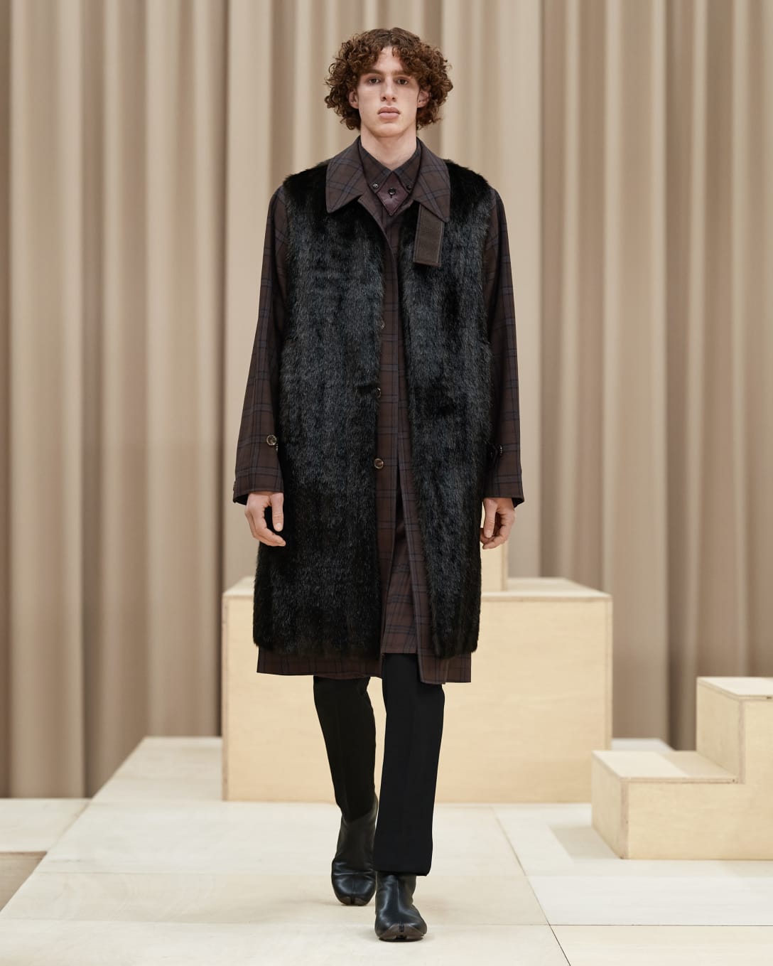 フェイクファーを装飾したコート Image by (c)Courtesy of Burberry