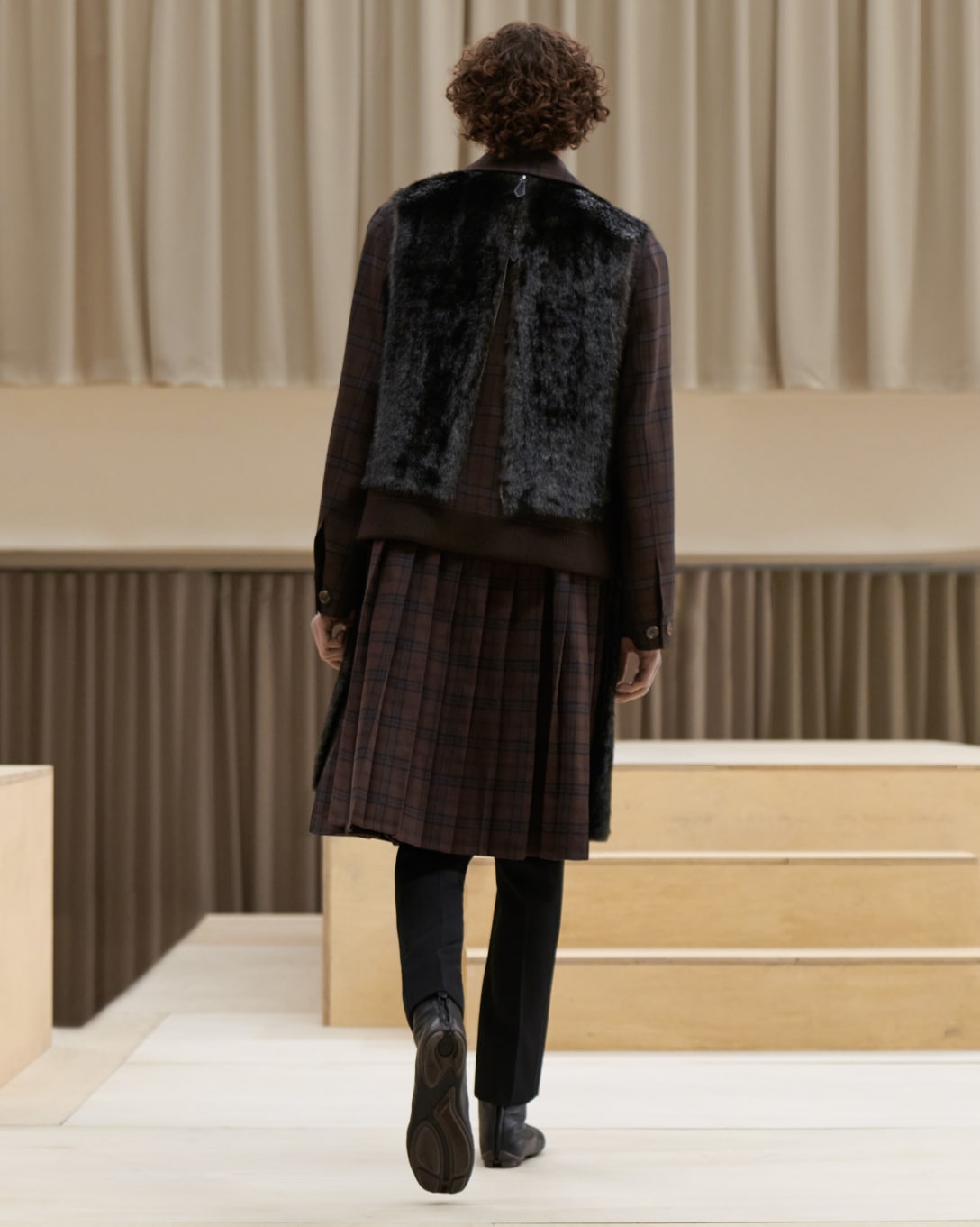 バックスタイルはプリーツスカートが覗く Image by (c)Courtesy of Burberry