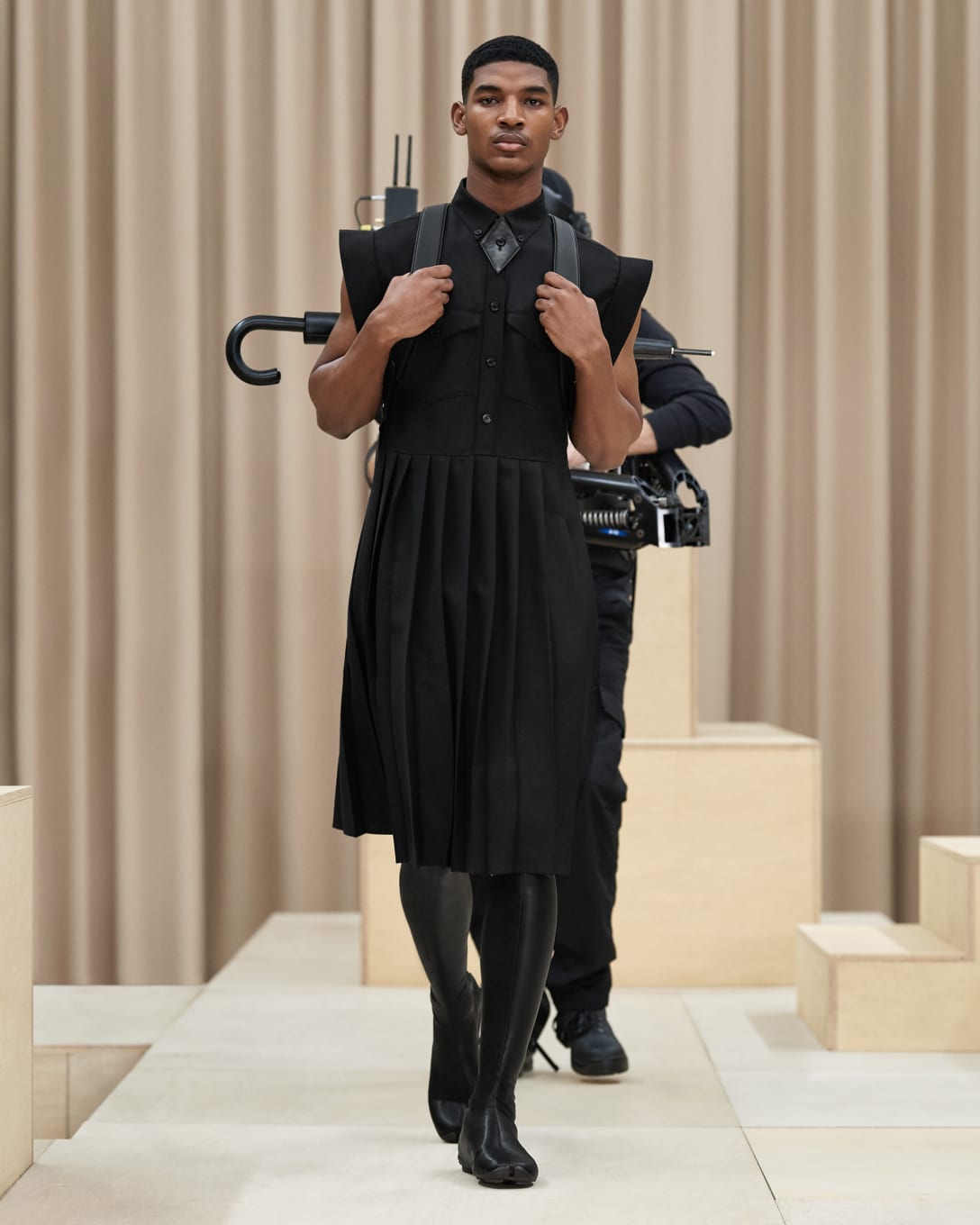 ノースリーブのドレスにソックスブーツを合わせて Image by (c)Courtesy of Burberry