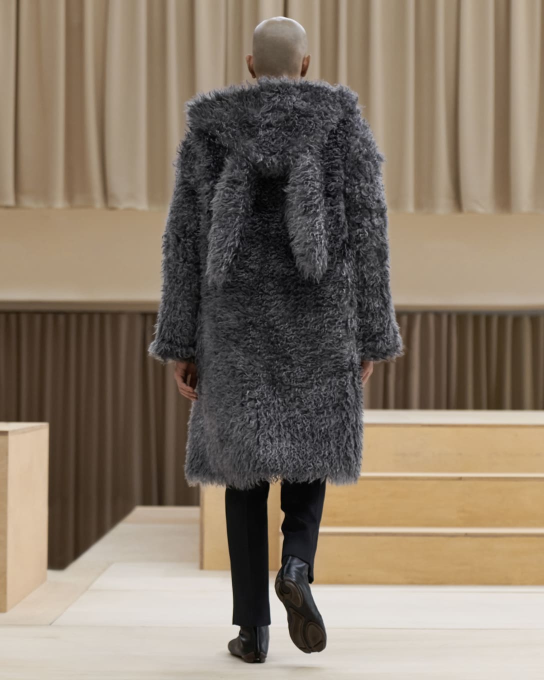 ファーコートのフードにウサギの耳のような装飾 Image by (c)Courtesy of Burberry