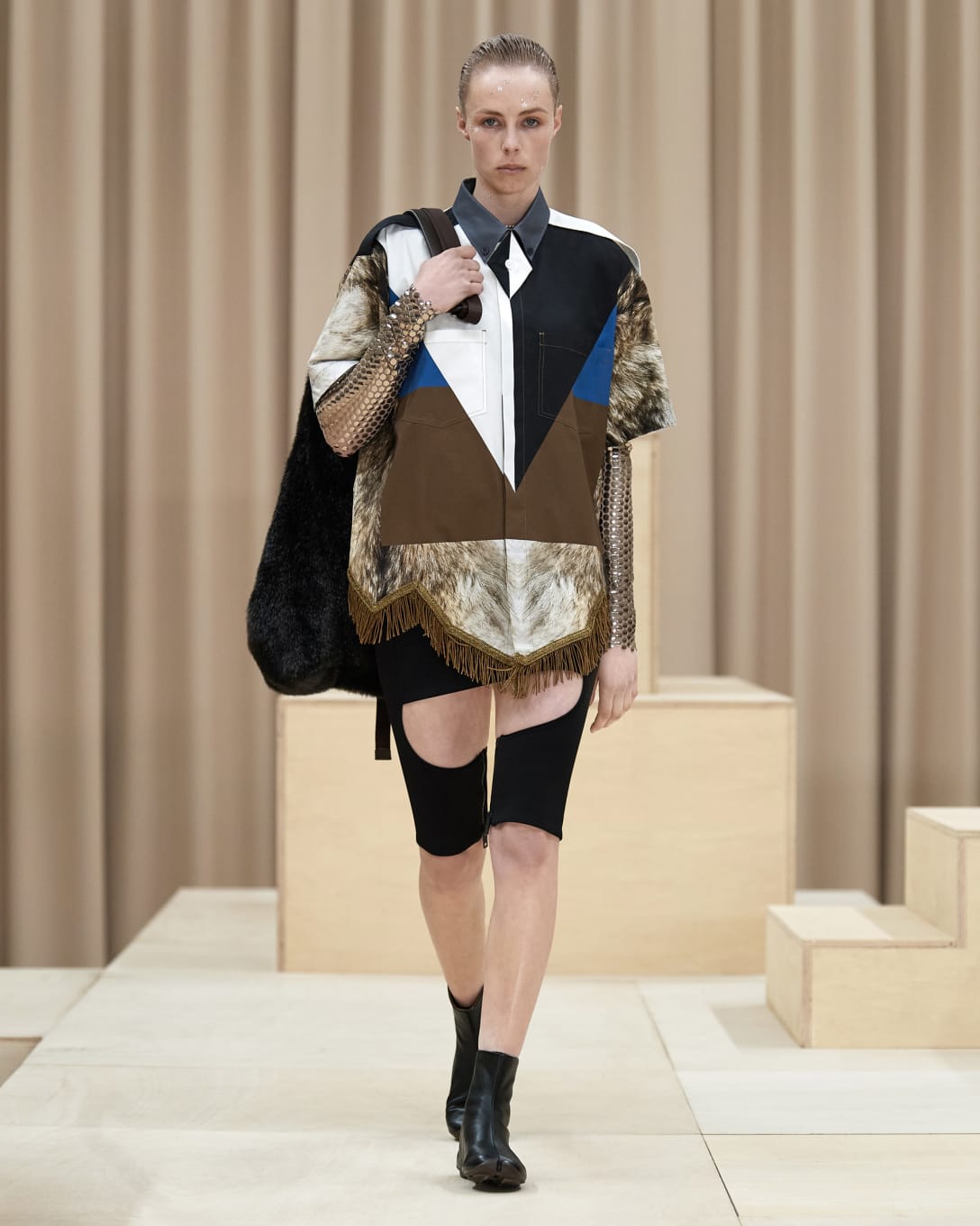 ファーをプリントで取り入れたシャツ Image by (c)Courtesy of Burberry