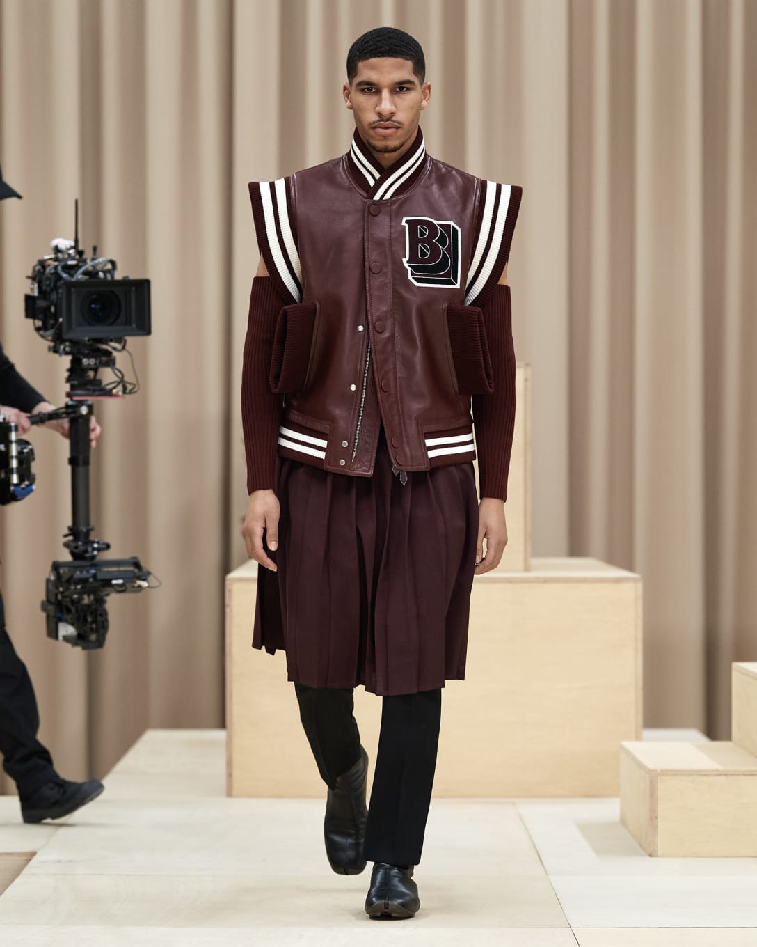 再構築されたスタジャンとスカートのレイヤードスタイル Image by (c)Courtesy of Burberry