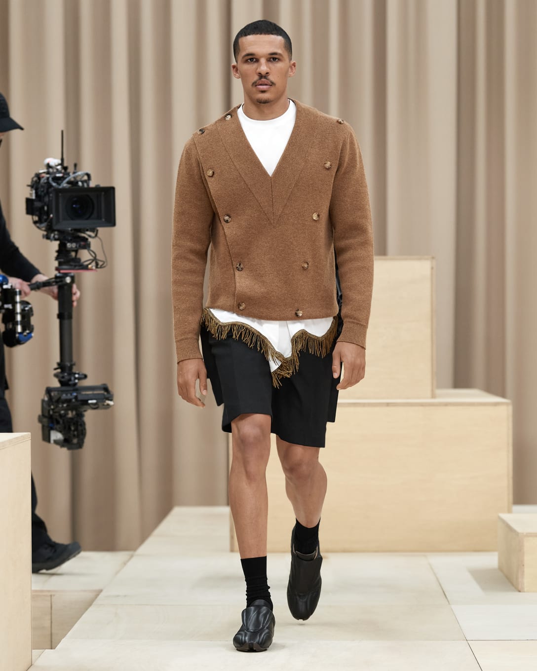 トレンチコートの要素を取り入れたニットセーター Image by (c)Courtesy of Burberry