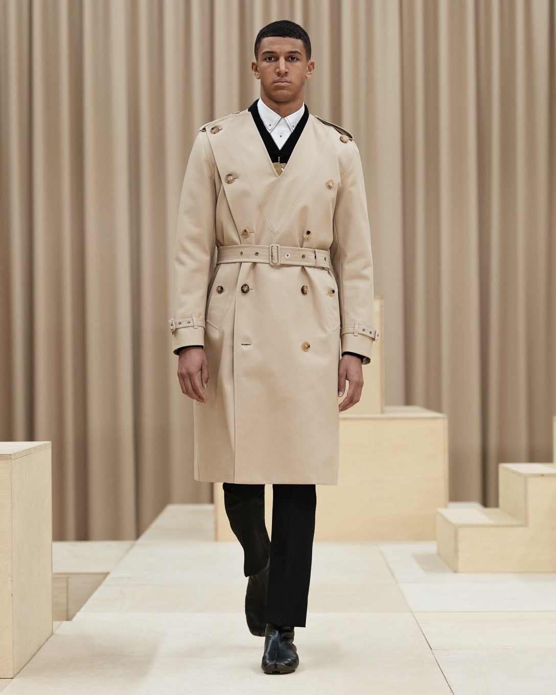Vネックセーターの要素を取り入れたトレンチコート Image by (c)Courtesy of Burberry