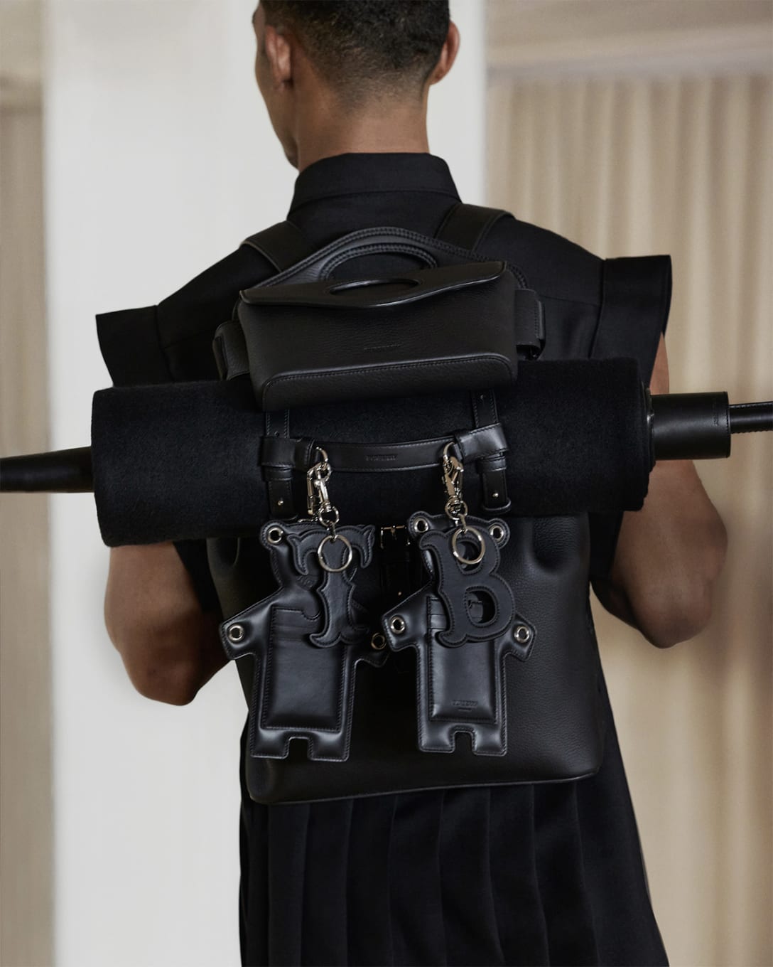 ポケットバッグシリーズの新作で、ブランケットストラップと熊のチャーム付き Image by (c)Courtesy of Burberry