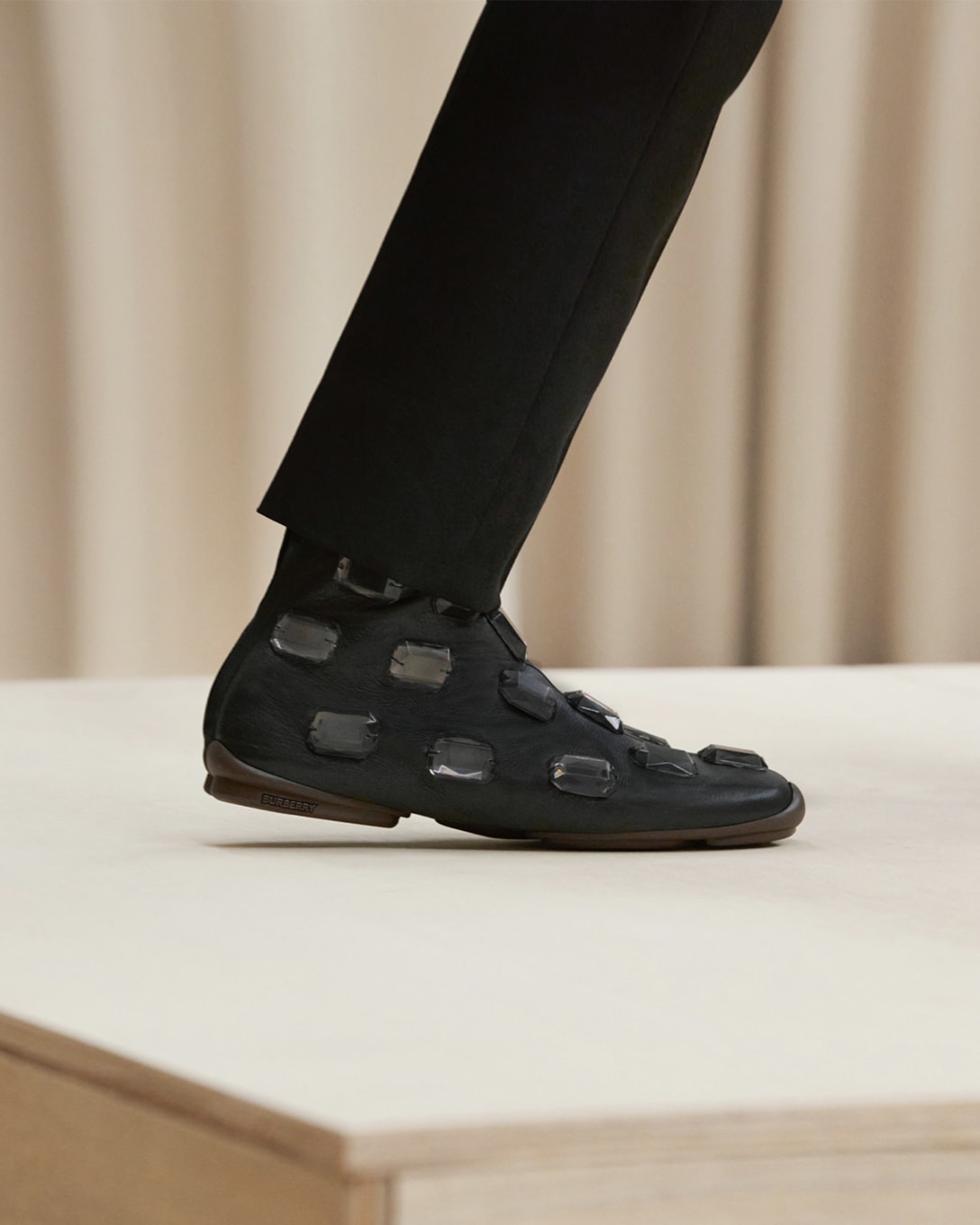 クリスタルが装飾されたシューズ Image by (c)Courtesy of Burberry