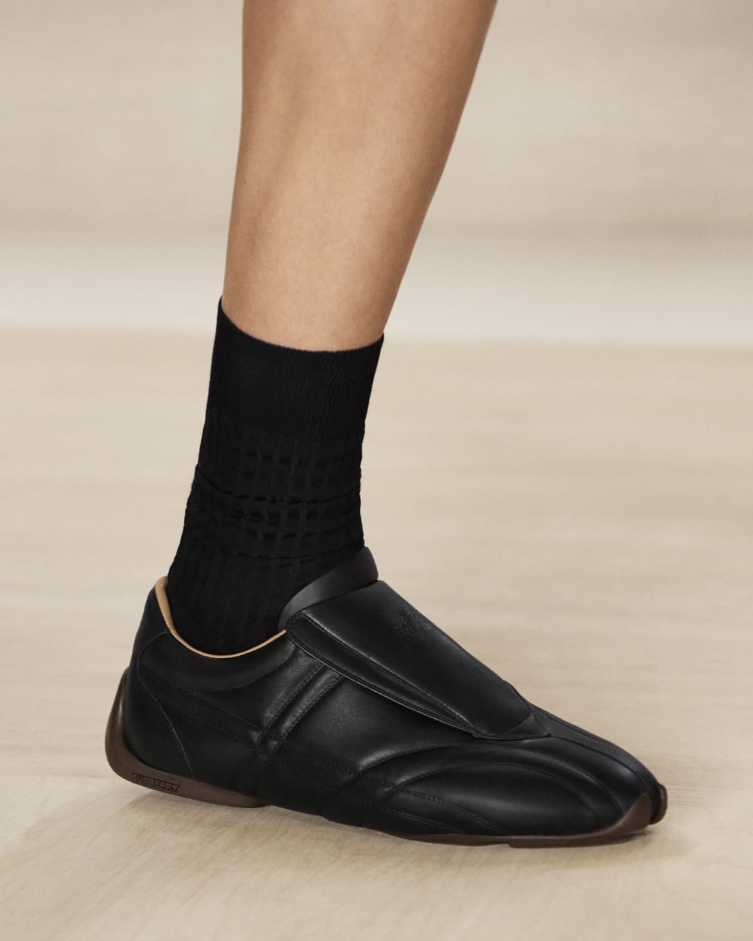 スニーカーは鹿の蹄を模したモールドソールが特徴 Image by (c)Courtesy of Burberry