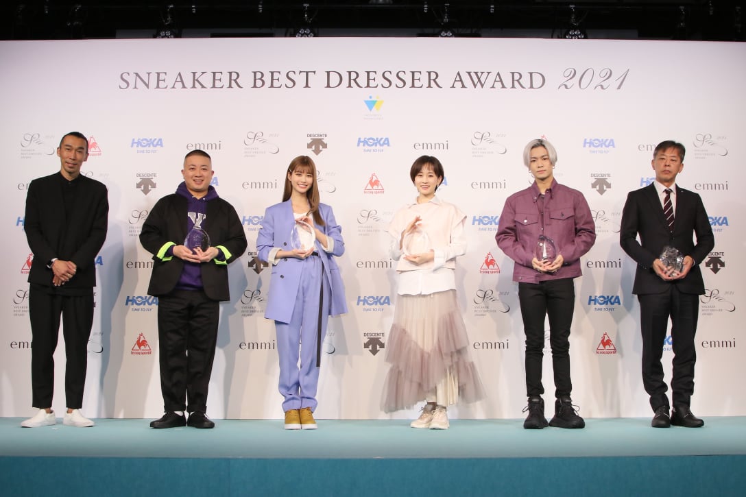 (左から)鈴木努代表理事、松尾駿、生見愛瑠、前田敦子、川村壱馬、川村壱馬、福井県知事代理吉田氏 Image by スニーカーベストドレッサー賞 2021