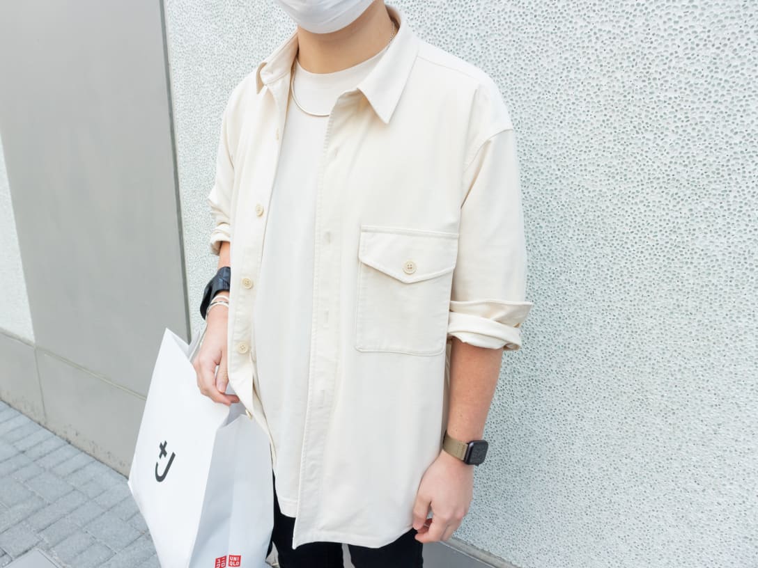 ジャケットはユニクロ、Tシャツはユニクロ ユー(Uniqlo U)だそう。