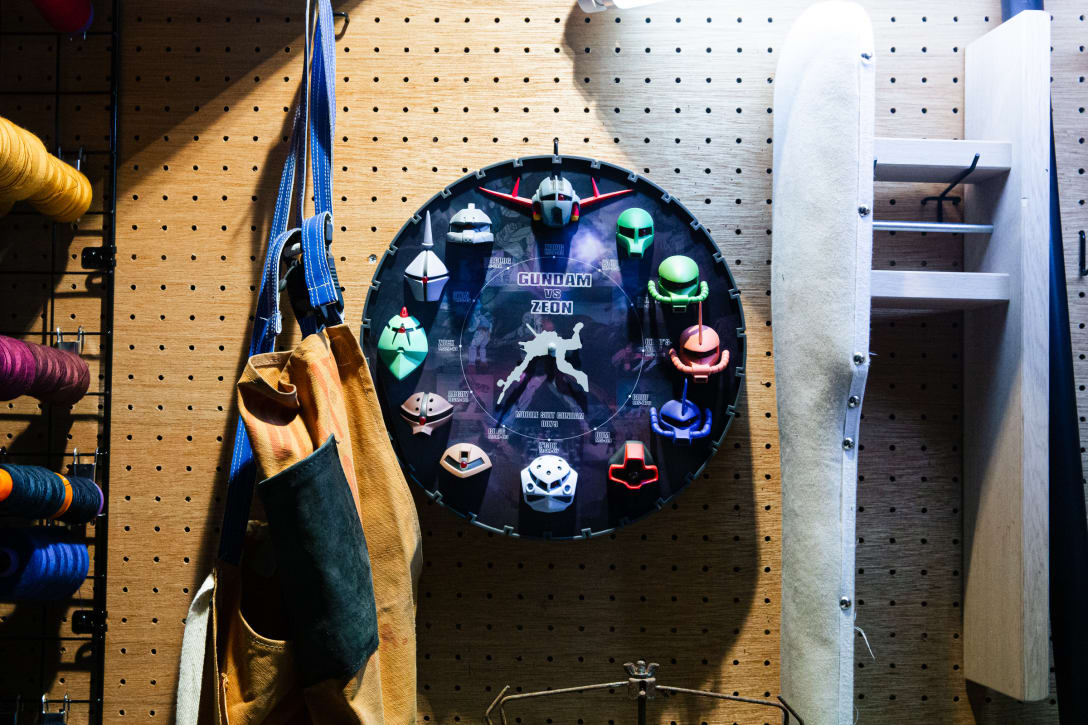 アトリエ奥の作業部屋に飾られているガンダムの掛け時計
