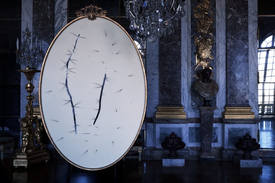 鏡の間に設置されたシルヴィア・ジャムブローネの作品。鏡の部分にワックスが流し込まれ、棘があしらわれている。 Image by DIOR