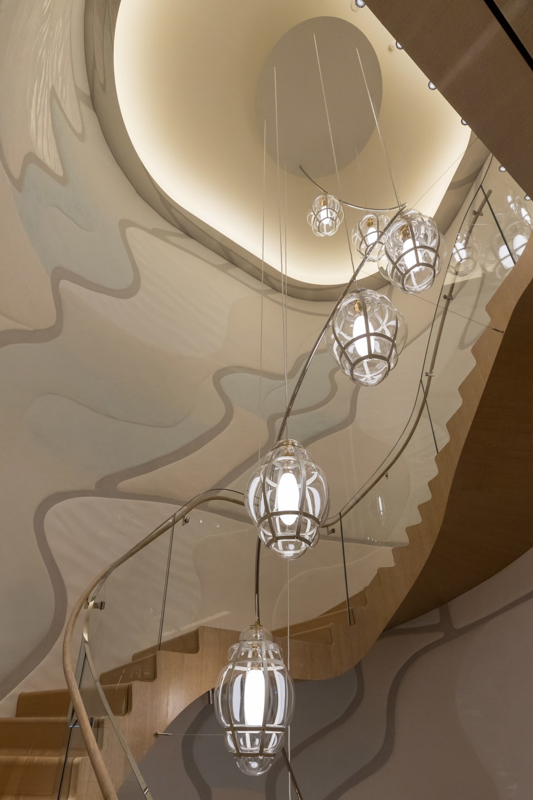 藤村喜美子の作品「Wave Blue Line」を石膏で表現した2階から4階のフィーチャーウォール Image by FASHIONSNAP.COM