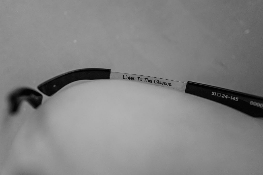 0000.のテンプルを伸ばすと「Listen To This Glasses.」の言葉が現れる