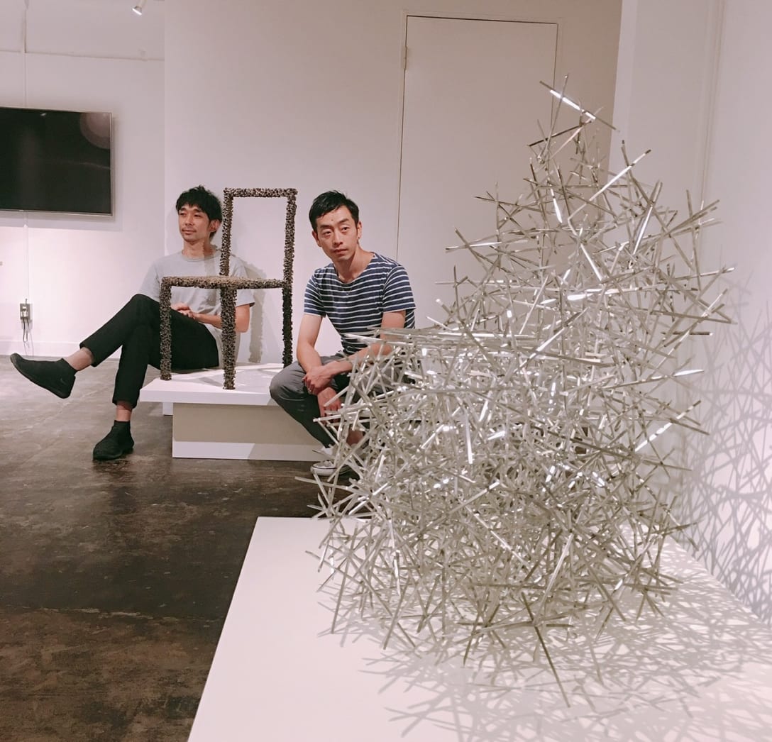 we+の作品「Heap」(手前)と「Drought」(奥)。日本で未開拓のコンテンポラリーデザインの分野を切り拓く安藤北斗(左)と林登志也(右)。Image by Ryuko Kida