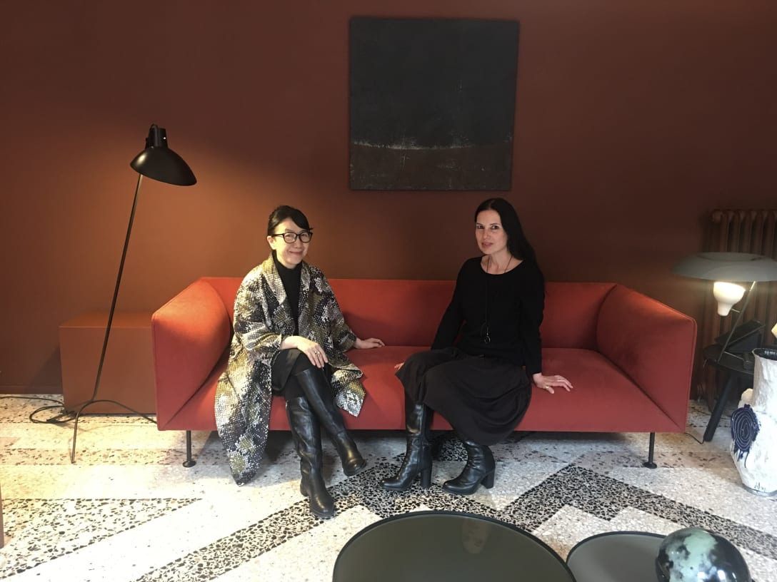 ミラノデザインウィーク取材中の木田隆子(左)。 2019年 4月、最近話題のミラノの実力派女性デザイナー エリザ・オッシノ(右)の展示会場にて。 Image by Ryuko Kida