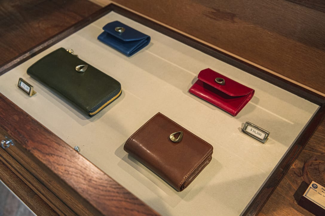 ブランドアイコンの真鍮金具がアクセントになった「プリマ(prima)」 シリーズ(1万5000円〜3万2000円)