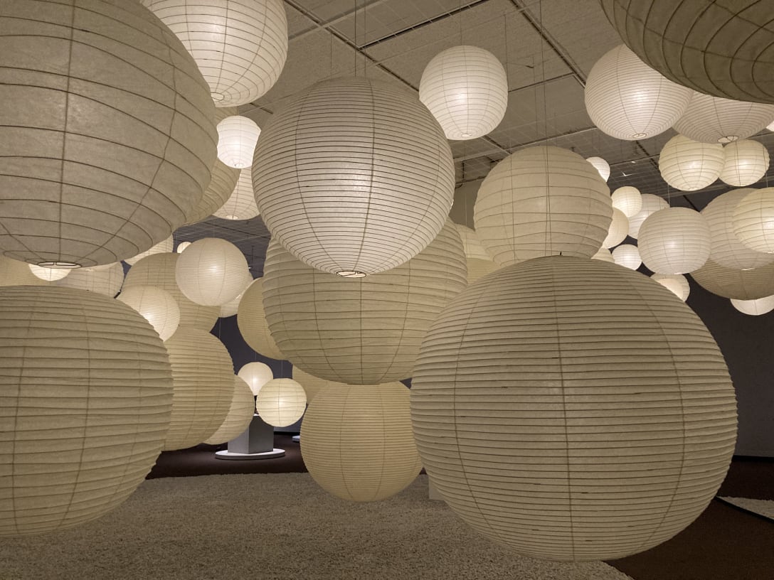 第1章「彫刻の宇宙」の展示風景、「あかり」のインスタレーション