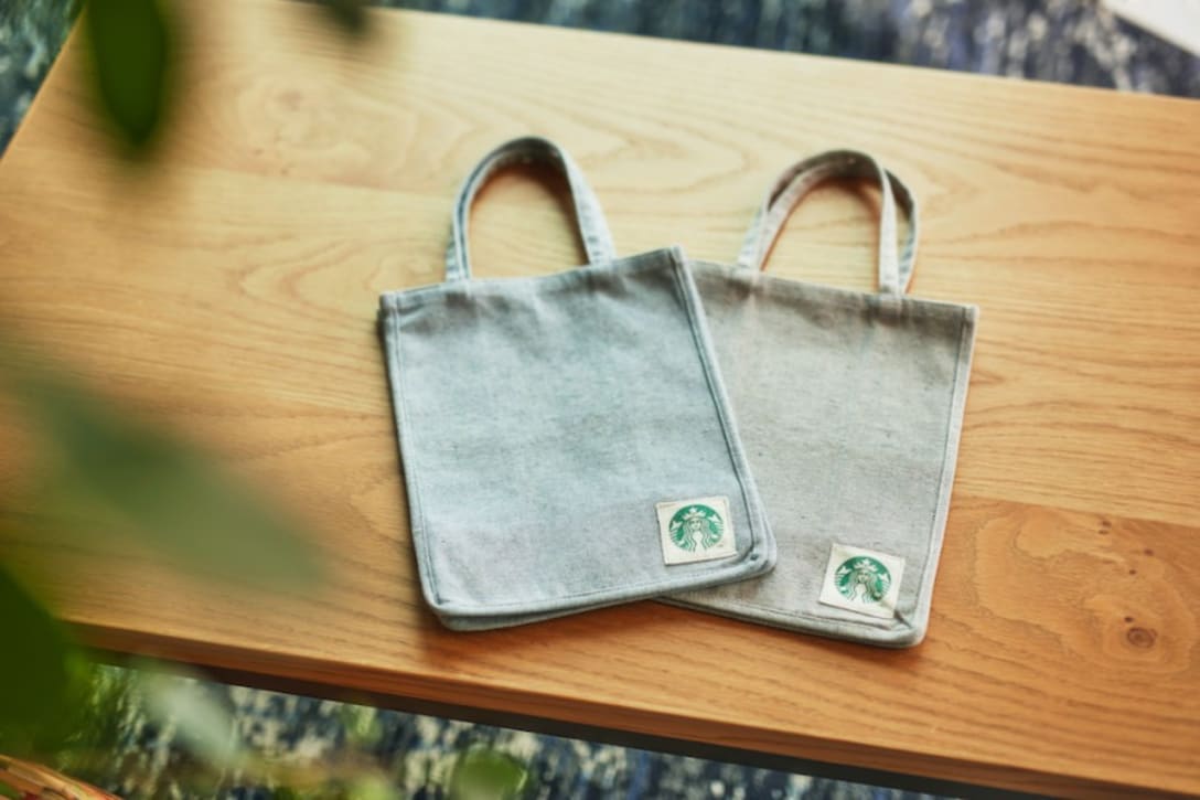 「スターバックス アップサイクルコットン ショッパーバッグ」カラー・サイズ:デニムブルーS、ミックスグレーS(各 税込2,750円)