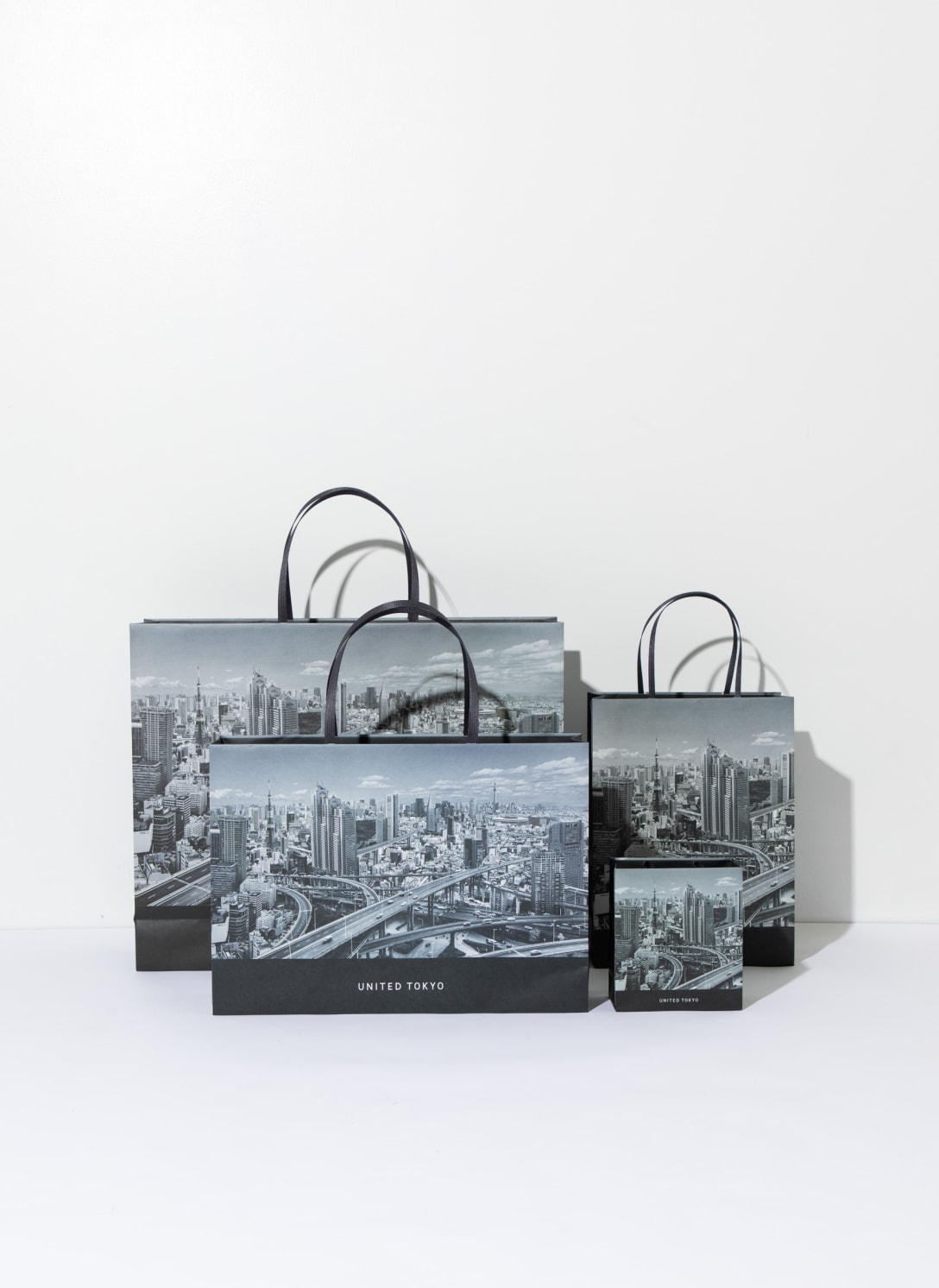 新ショッパーにはフォトグラファーのP.M.KENが撮影した東京の街並みをコラージュした写真をプリント Image by TOKYO BASE