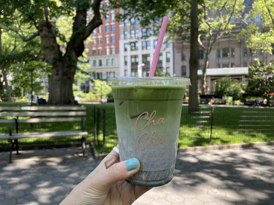 ラベンダードリンクに抹茶をミックス!チャチャマッチャ不動の人気メニュー カスタムレシピ「Iced Purple Drink($6.00)、Shot of Matcha(+$1.00)、Oat Milk(+$0.75)」(Total $7.75+Tax)