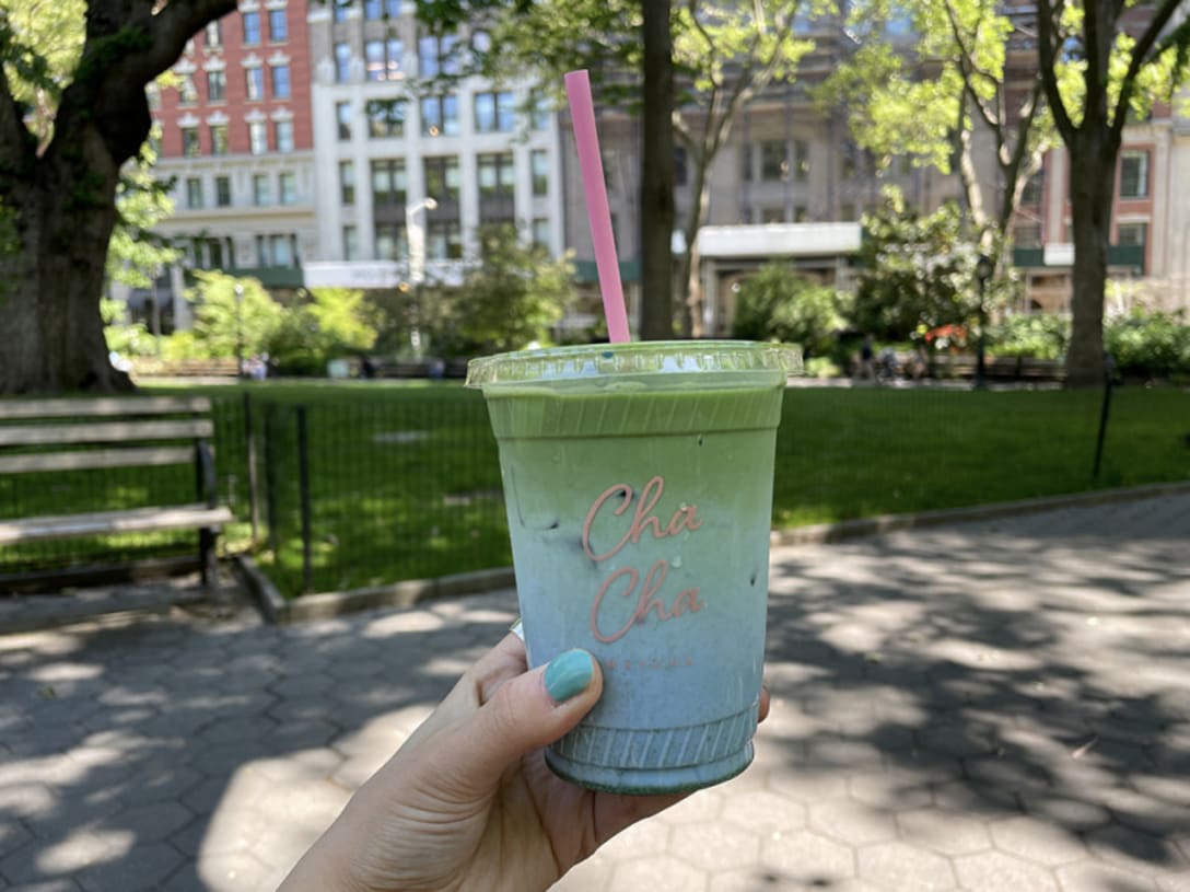 アンチエイジングにも。スーパーフードのブルーアルジーを使った変り種メニュー カスタムレシピ「Iced Blue Drink($8.00)、Shot of Matcha(+$1.00)、Whole Milk」(Total $9.00+Tax)