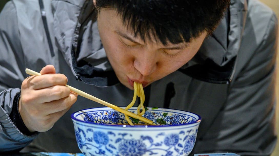 客に過剰な注文をさせた飲食店には罰金が科される。PHOTO: NOEL CELIS / AFP