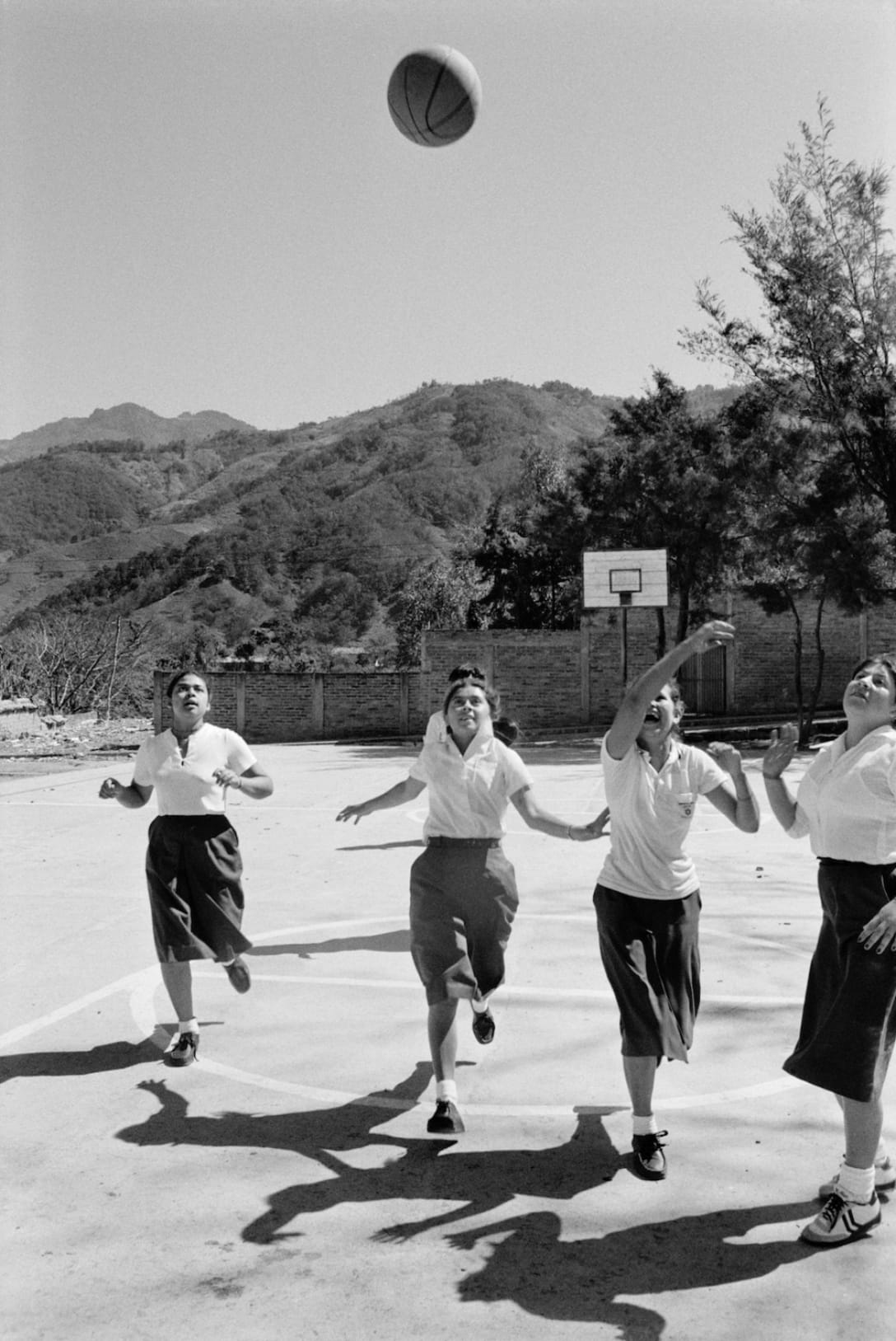 クリス・スティール=パーキンスによる作品 El Salvador, 1984 © Chris Steele Perkins / Magnum Photos