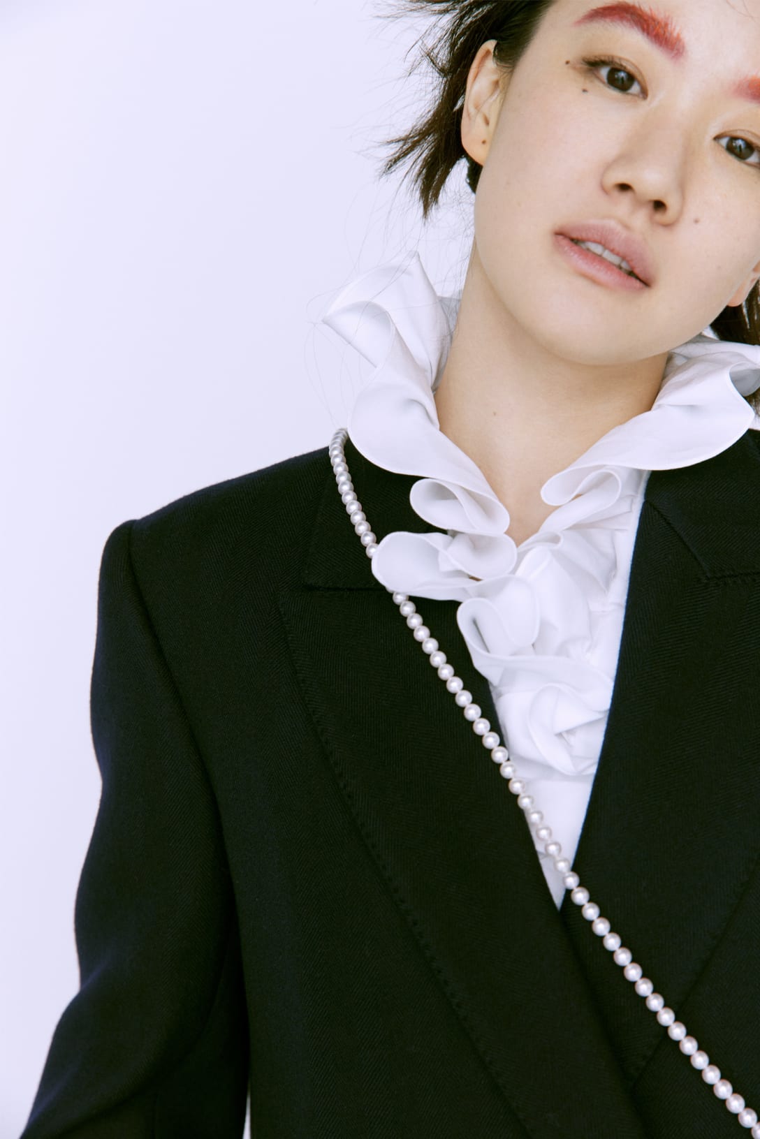 coat ¥416,900, shirt ¥126,500, trousers ¥126,500 and shoes ¥106,700 by ALEXANDER MCQUEEN, necklace ¥1,015,300 by TASAKI