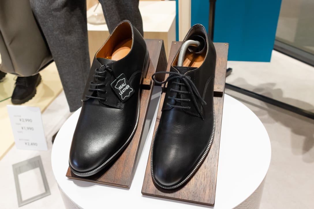 写真左から)新品、スタッフが数ヶ月着用したシューズ Image by FASHIONSNAP