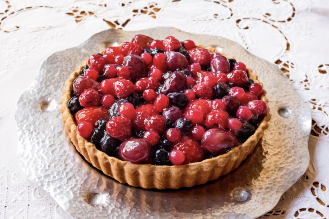 公式ウェブストア限定冷凍ケーキ「甘酸っぱいフルーツとサワークリームのタルト」(1ホール 17cm 税込 4,212円)