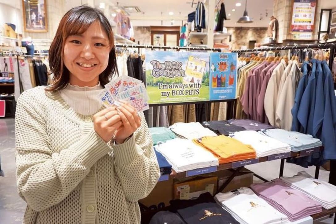 手に持っているのは野本さんが自店スタッフに送ったスマイルカードの一部