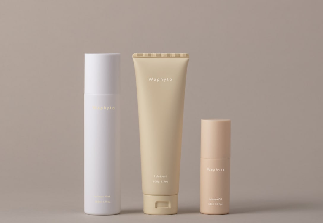 左からインティメイト ウォッシュ (120mL/2750円)、ルブリカント(100g/3300円)、インティメイト オイル(30mL/8800円)