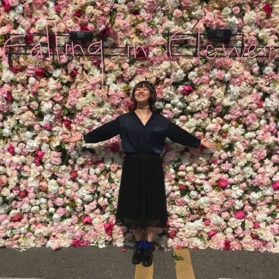 初期インスタ映え=背景が重視され、完成された世界観に参加する形