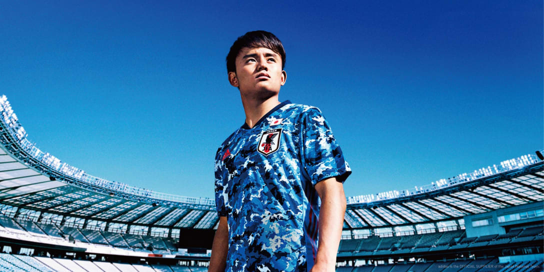 サッカー日本代表新ユニフォームを着用した久保建英選手 Image by アディダス