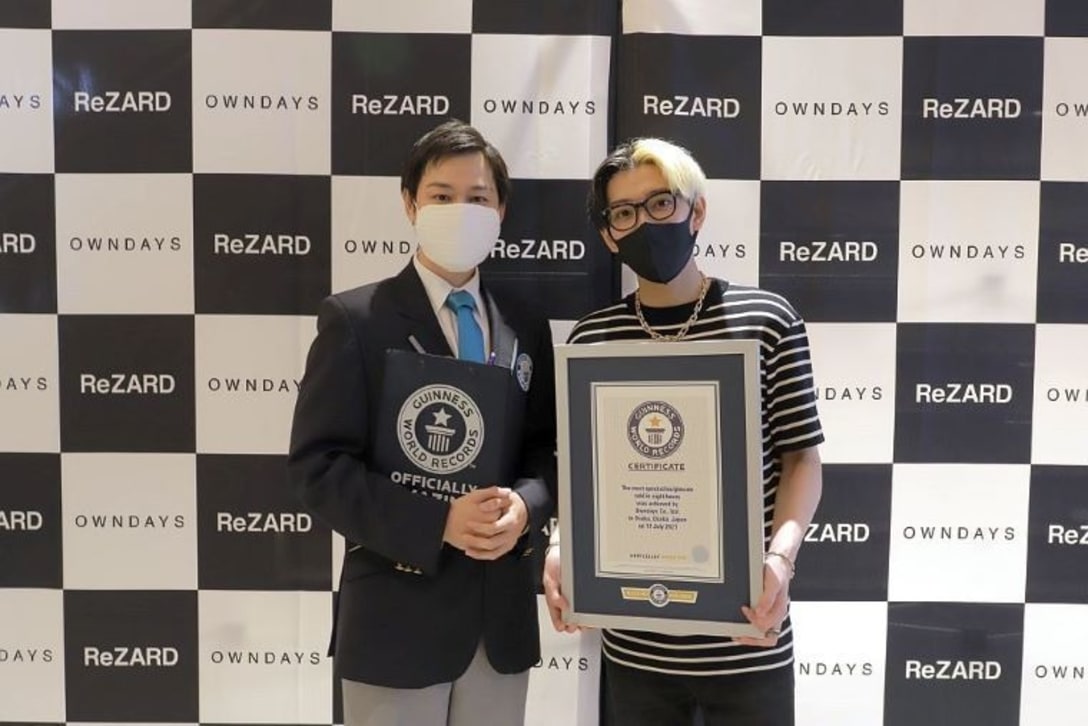 ユーチューバーのヒカルさん(右)と協業した