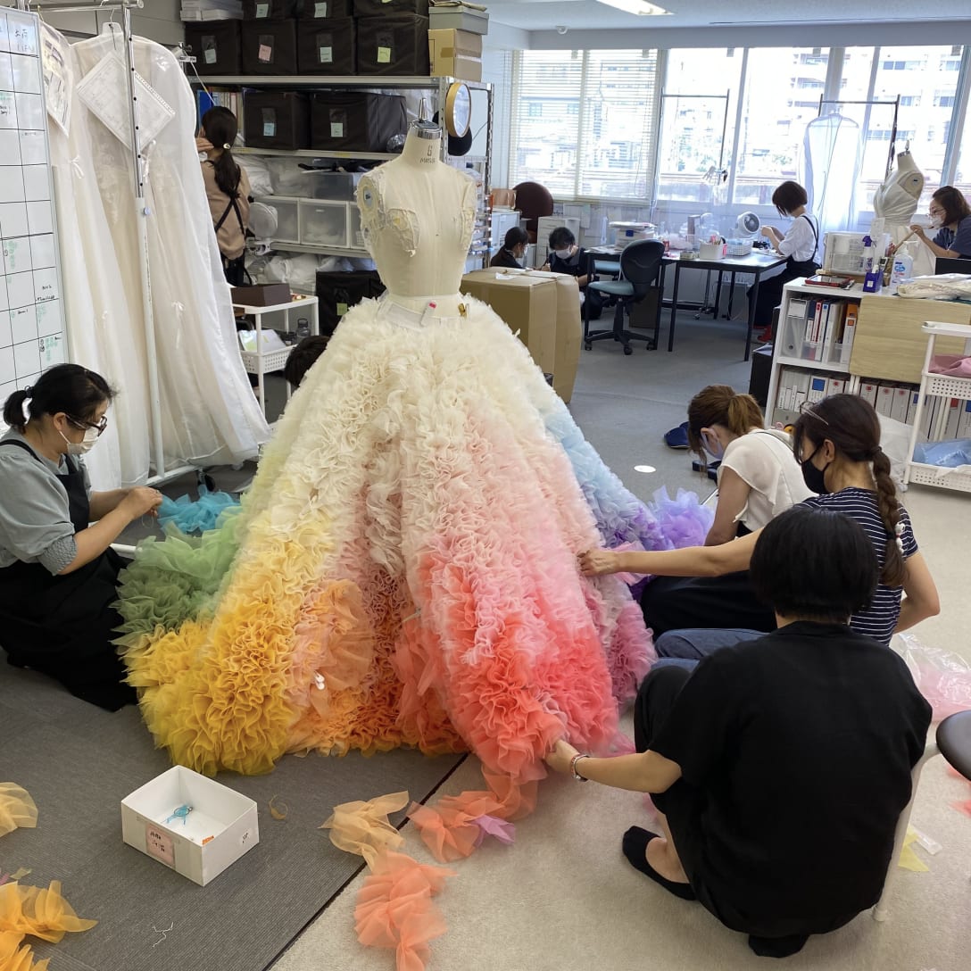 MISIAのドレス制作の様子。臨時スタッフを集め、急ピッチで進められた。 Image by TOMO KOIZUMI