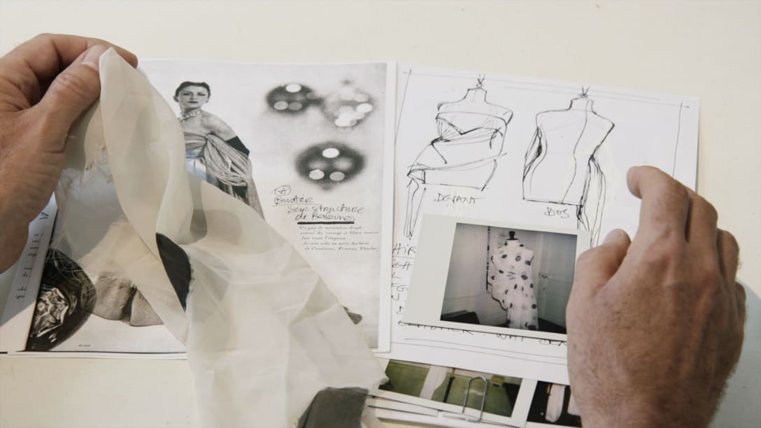 マルジェラによるデザイン画と布見本 Image by © 2019 Reiner Holzemer Film – RTBF – Aminata Productions