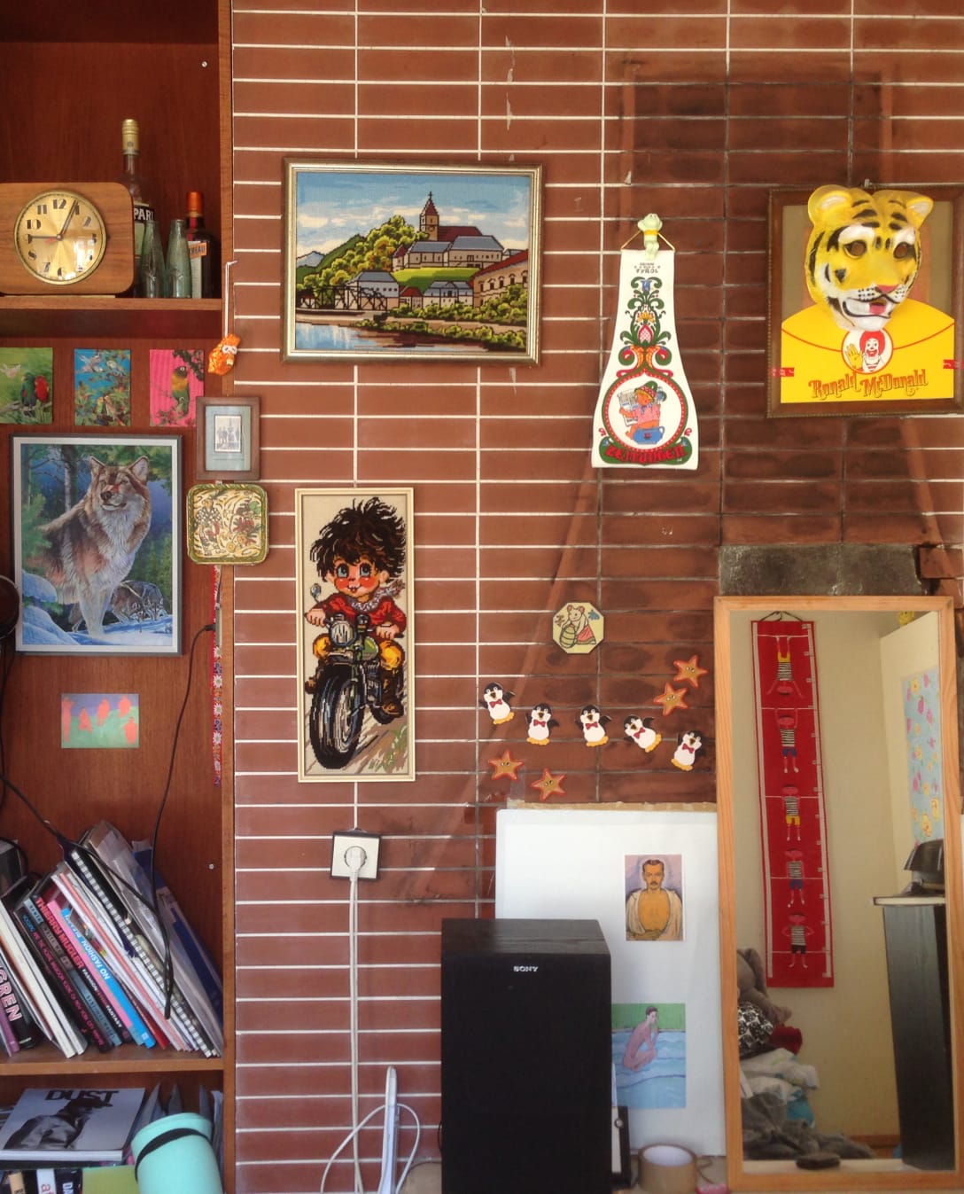 蚤の市で購入したポスター等を飾った部屋