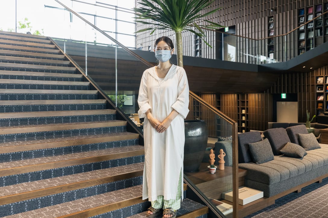 今回オフィスを案内してくれた谷嶋さん。好きなショップは「エイチ ビューティ&ユース(H BEAUTY&YOUTH)」。