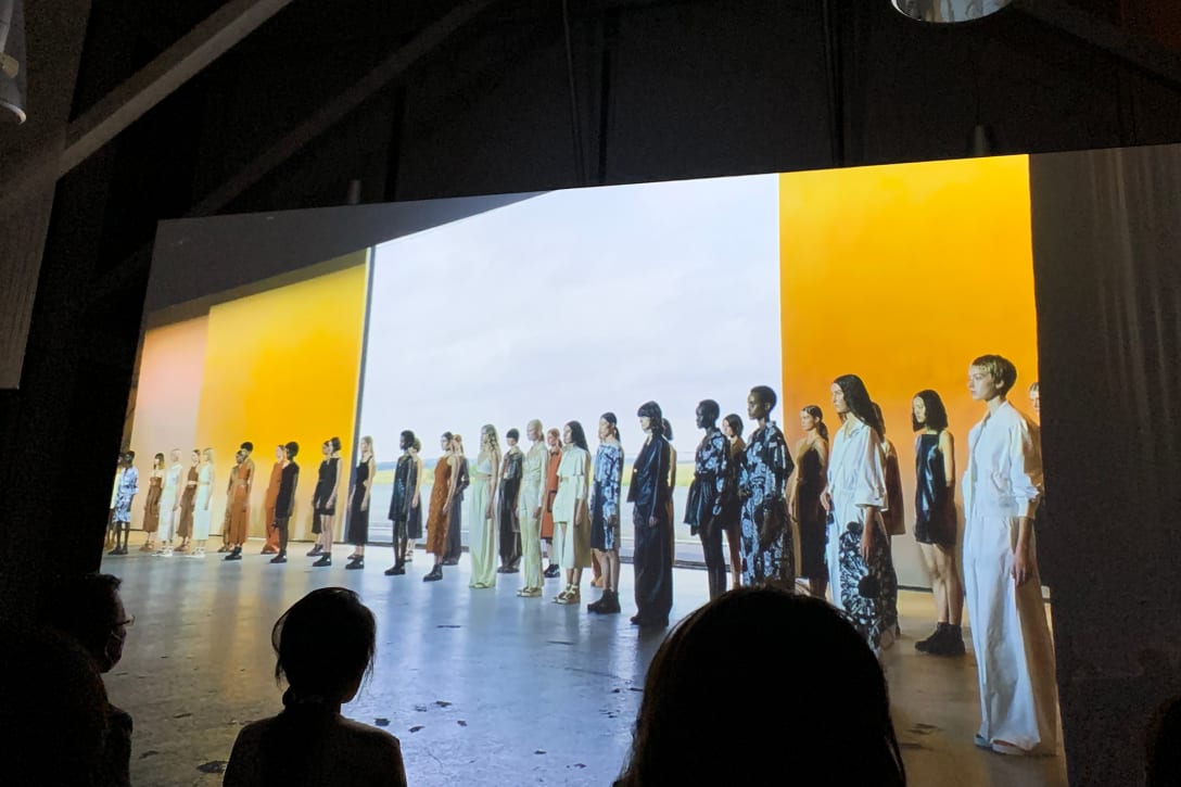 コレクションのライブビューイング Image by FASHIONSNAP