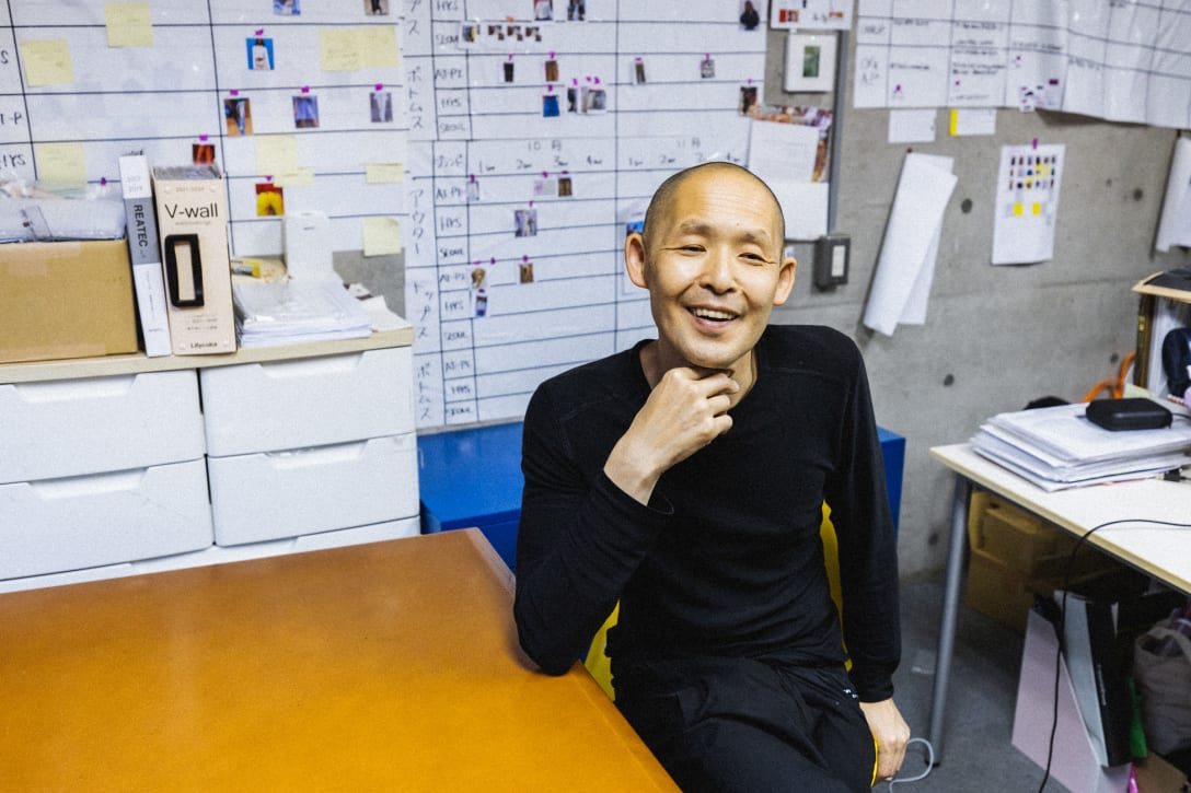 テクストトレーディングカンパニーのオフィスで話す本明氏