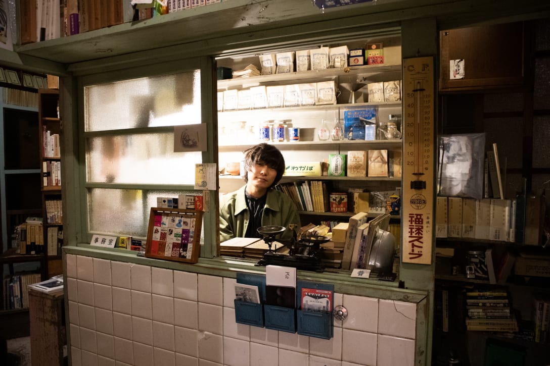古本屋「弐拾dB」藤井基二氏 Image by FASHIONSNAP