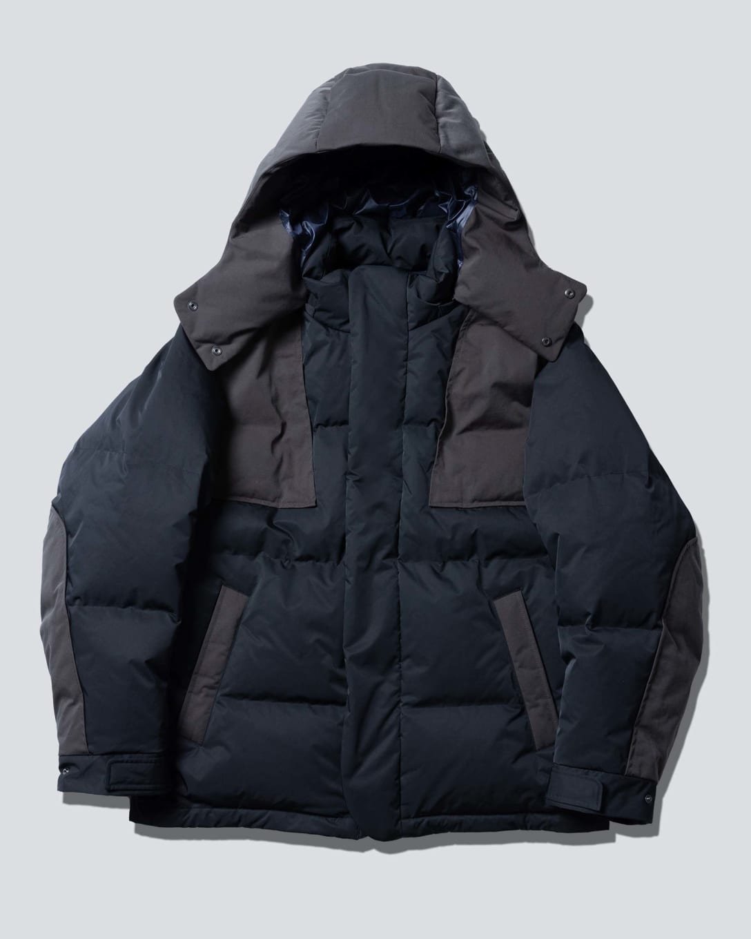 ダウンオーバーサイズパーカ(ネイビー、1万7900円) Image by FASHIONSNAP