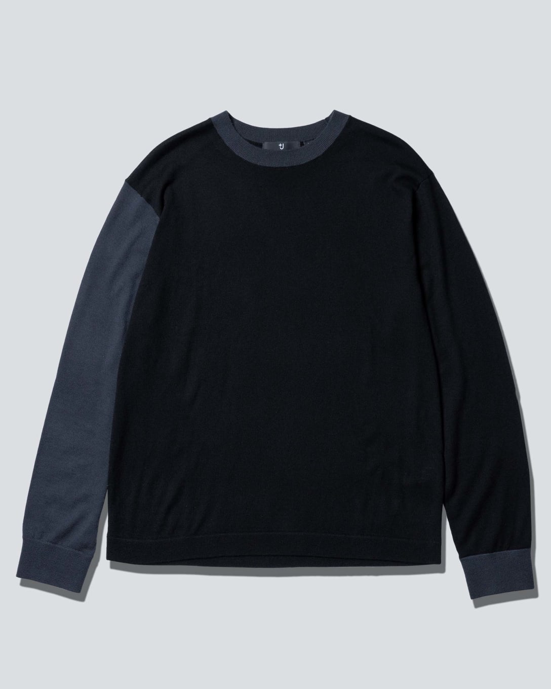 カシミヤクルーネックセーター（長袖）（ブラック、1万5900円） Image by FASHIONSNAP