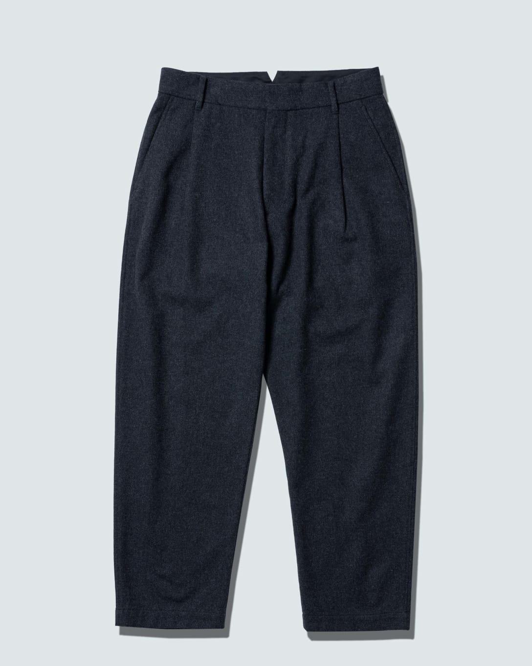 ウールブレンド タックパンツ(ダークグレー、7990円) Image by FASHIONSNAP