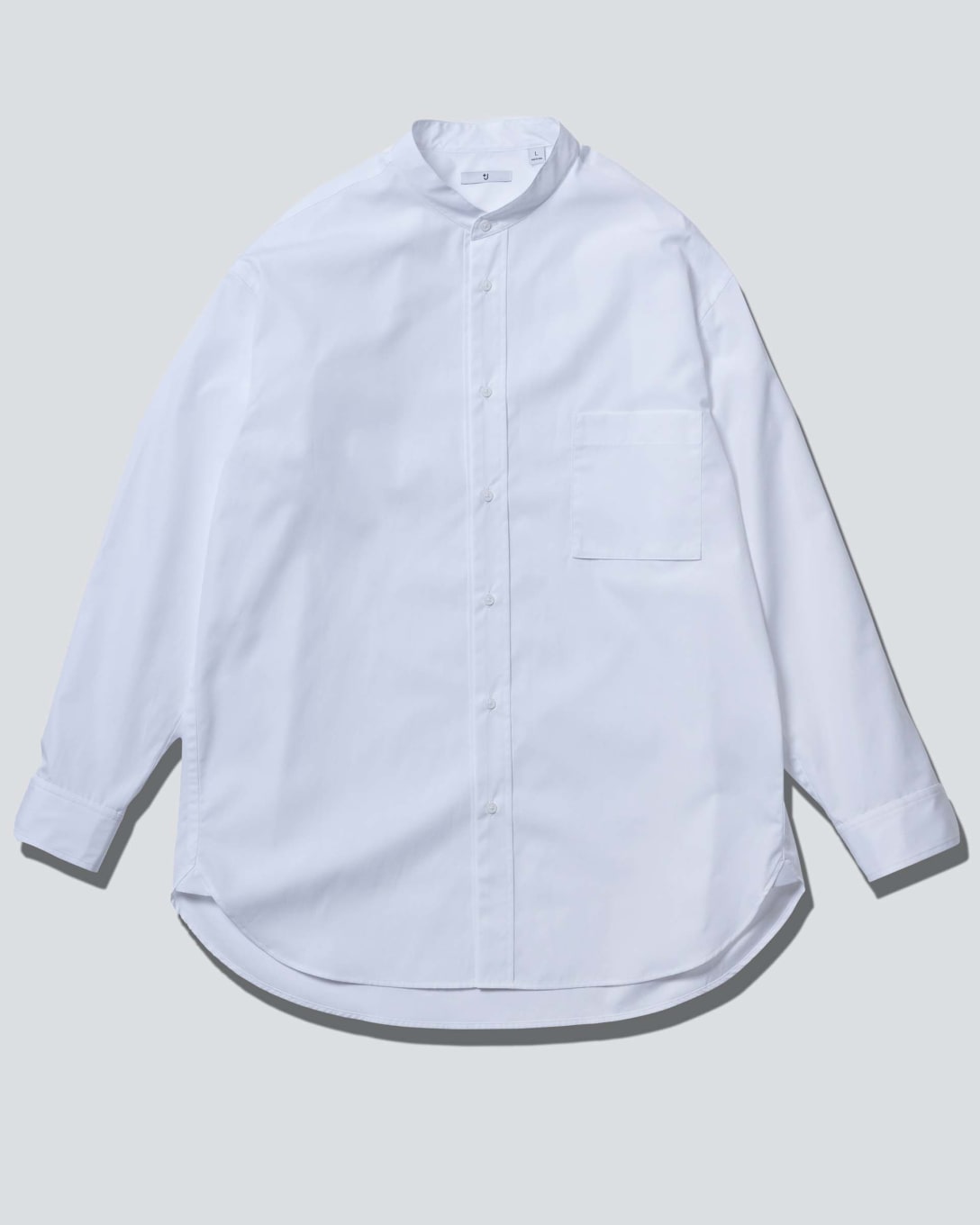 スーピマコットンオーバーサイズスタンドカラーシャツ（ホワイト、3990円） Image by FASHIONSNAP