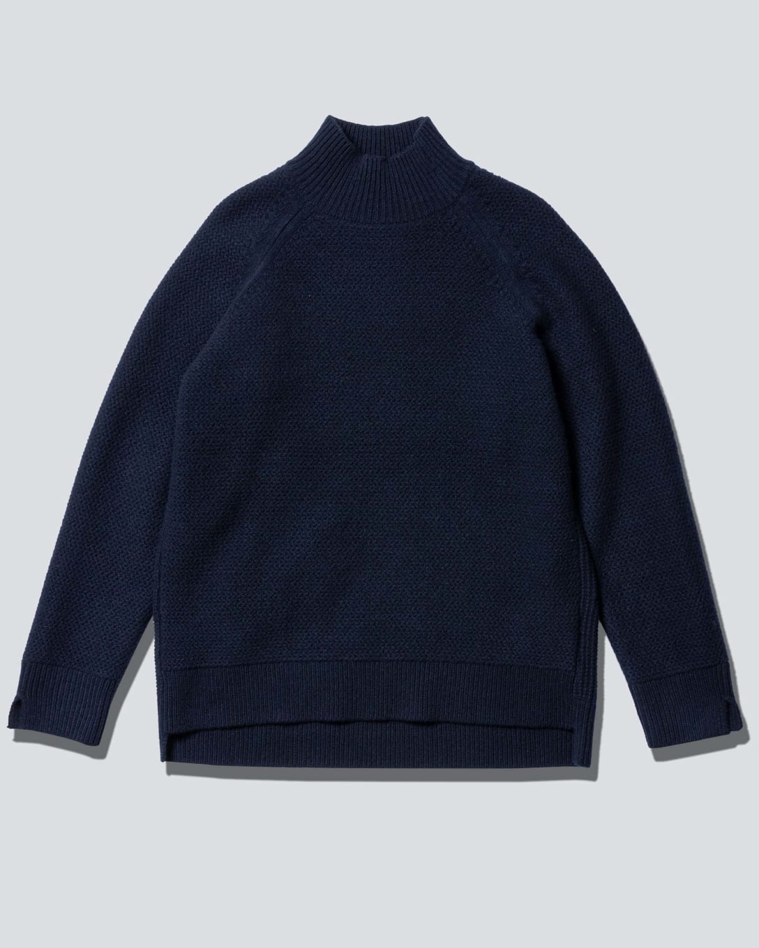 プレミアムラムケーブルハイネックセーター（長袖）（ネイビー、4990円） Image by FASHIONSNAP