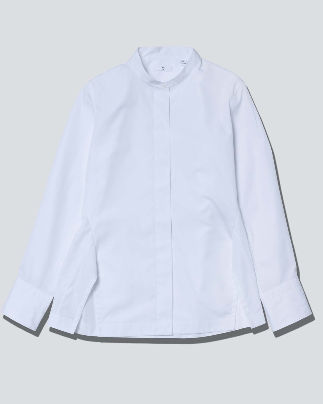 スーピマコットンスタンドカラーシャツ（長袖）（ホワイト、3990円） Image by FASHIONSNAP
