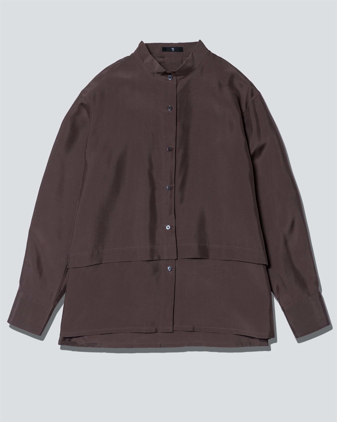 シルクブラウス(長袖)(ブラウン、1万4900円) Image by FASHIONSNAP