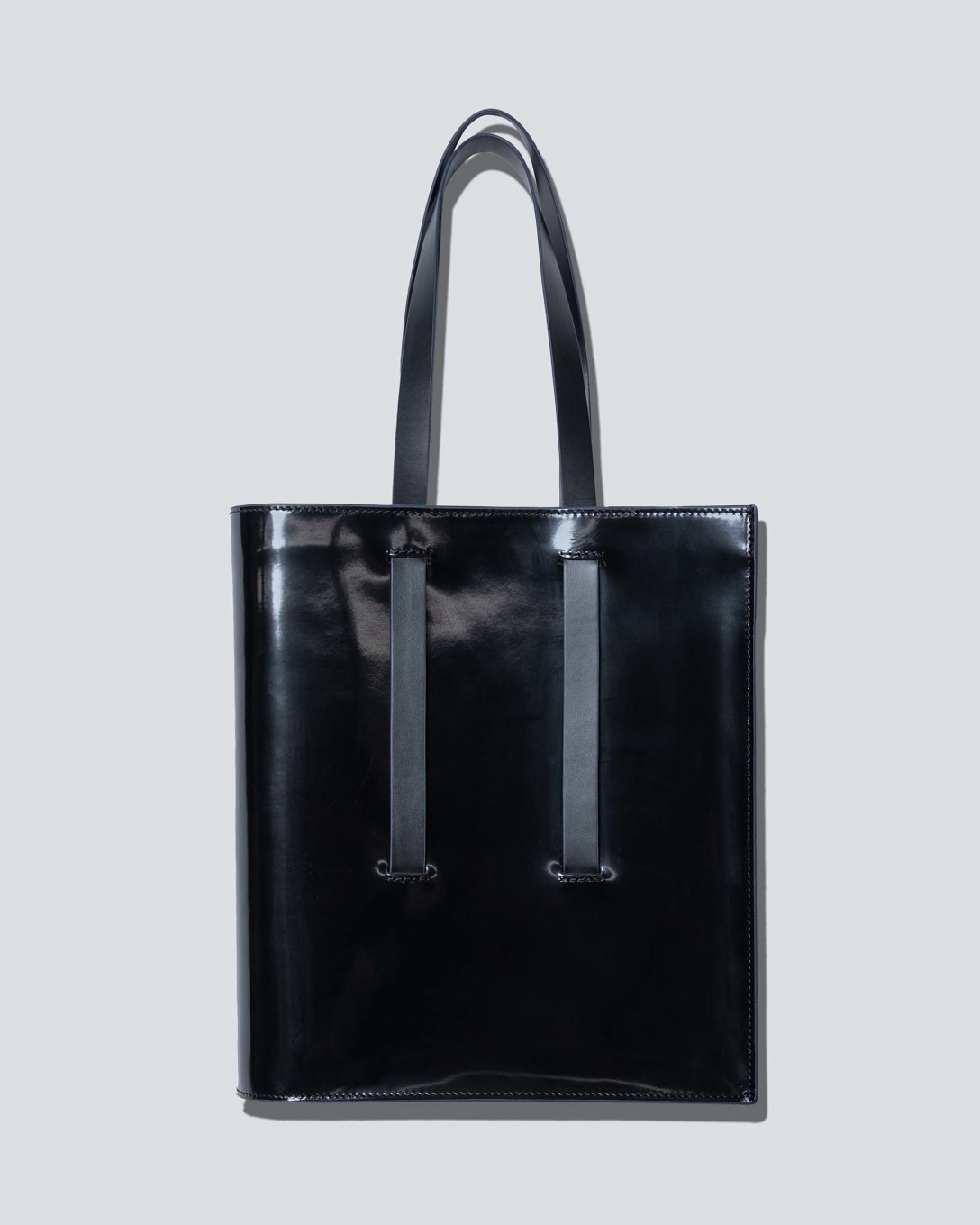 レザートートバッグ(ブラック、1万5900円) Image by FASHIONSNAP
